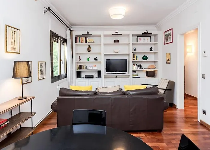 Central 2 Bedroom Apartment By Sagrada Familia